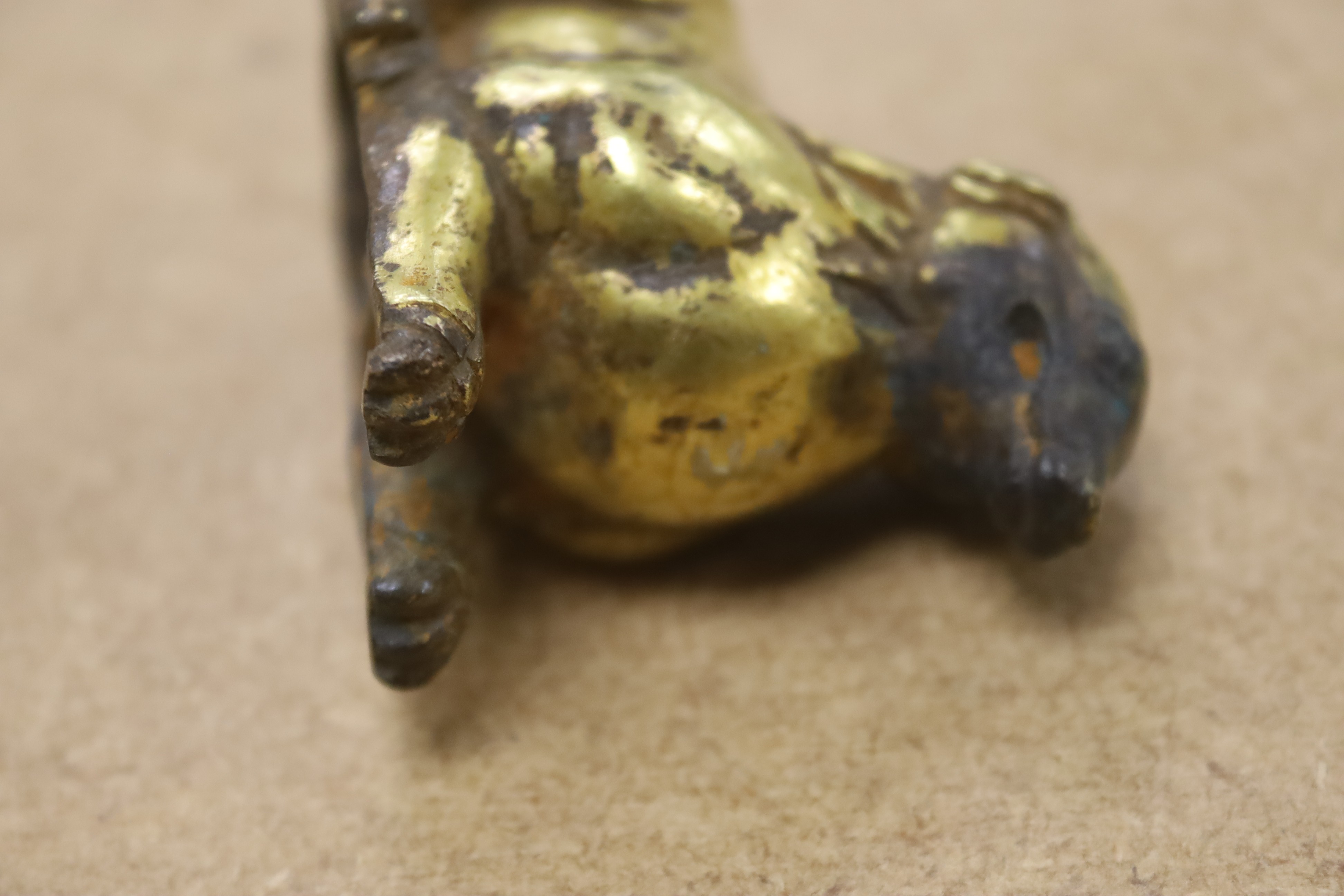 A Chinese gilt bronze dog, 7cm wide